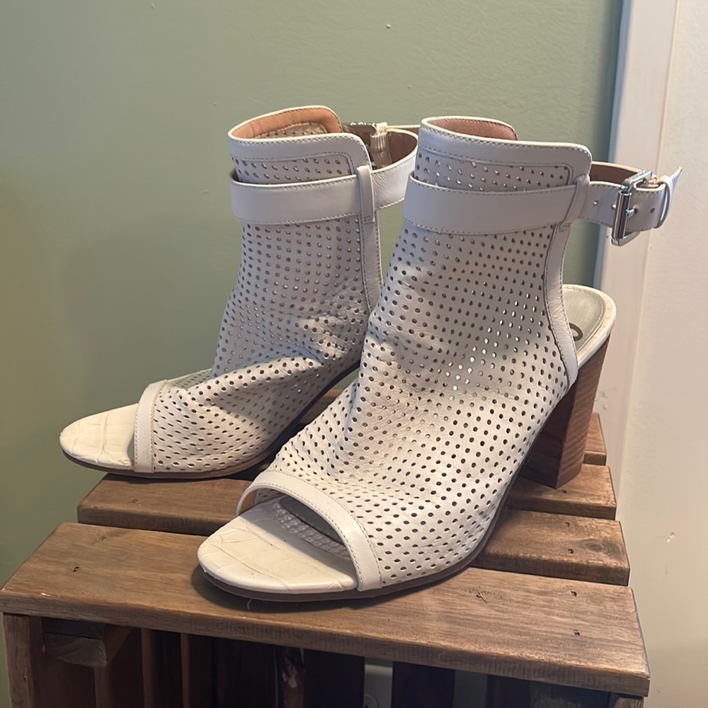 Same Edelman white block heel sandals